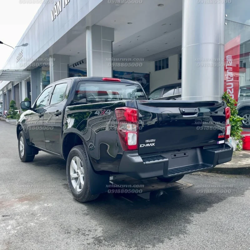 Xe bán tải Isuzu D-Max UTZ 1.9 4x4 AT chụp từ phía sau, thùng rộng rãi, thiết kế 4x4 nổi bật.