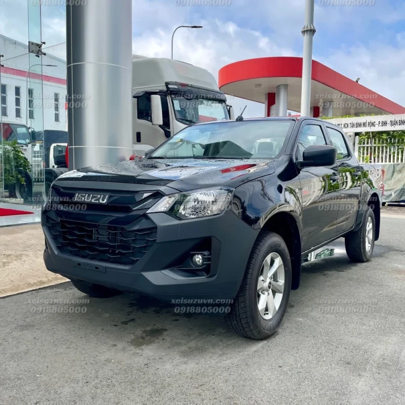 Xe Isuzu D-Max UTZ 1.9 4x4 AT màu đen chụp góc nghiêng phía trước, dáng khỏe khoắn.
