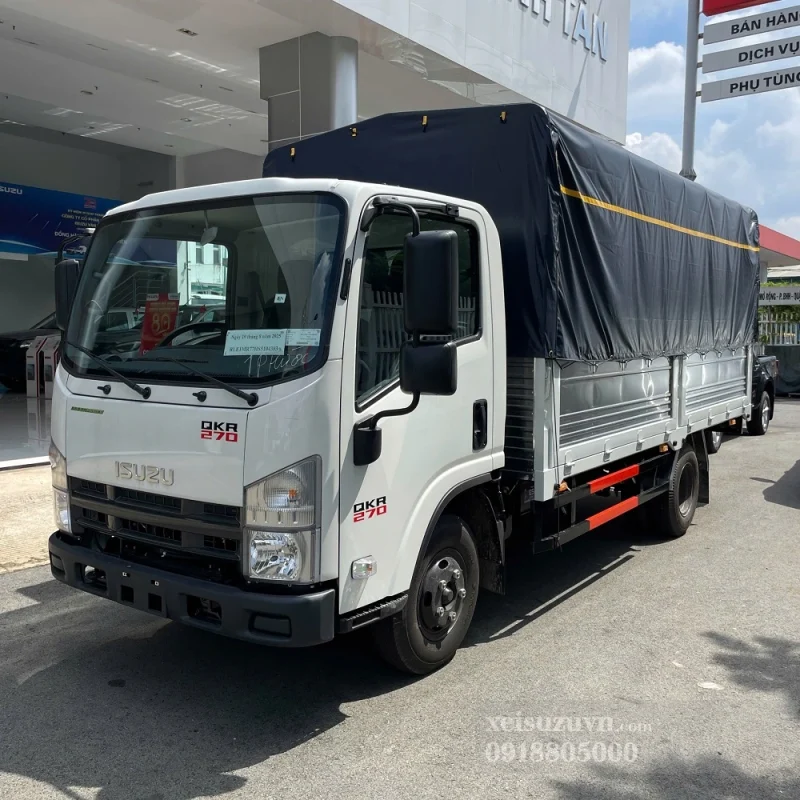 Xe tải Isuzu QKR 270 mui bạt 2.5 tấn – góc chụp phía trước.
