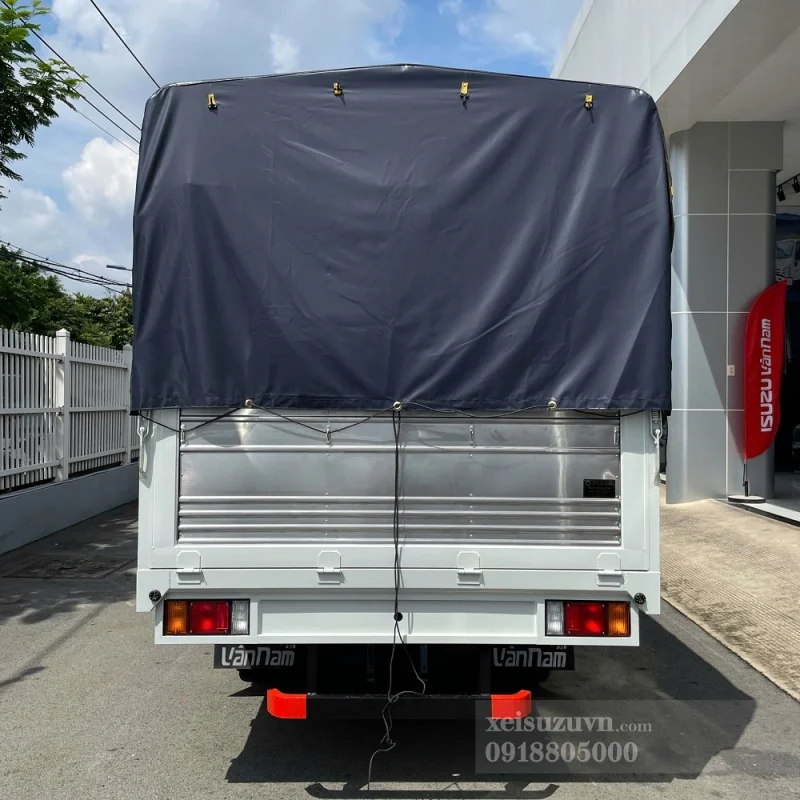 Xe tải Isuzu QKR 270 mui bạt 2.5 tấn – phía sau thùng xe.