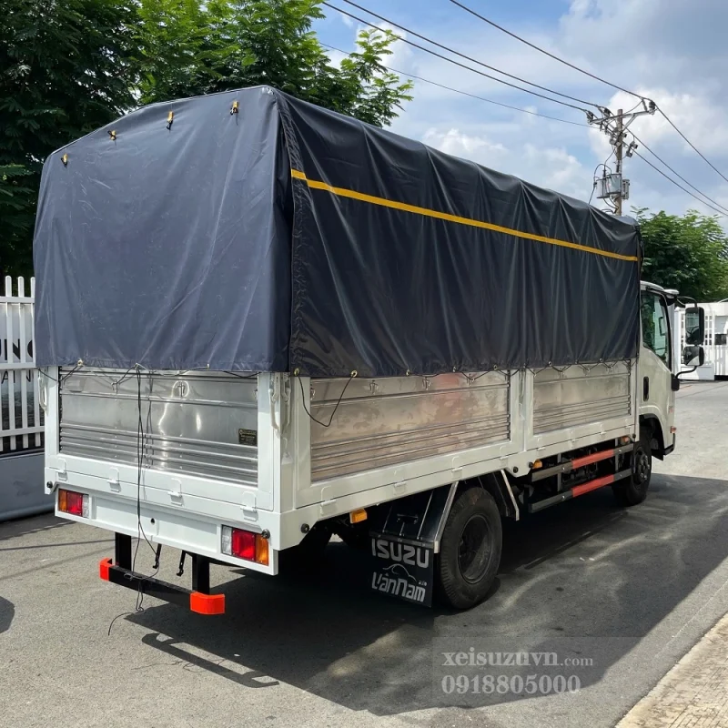 Xe tải Isuzu QKR 270 mui bạt 2.5 tấn – phía sau bên hông.